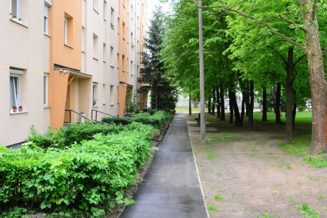 Új járdák a Köfémen - májusban kezdődik a Zombori utca felújítása